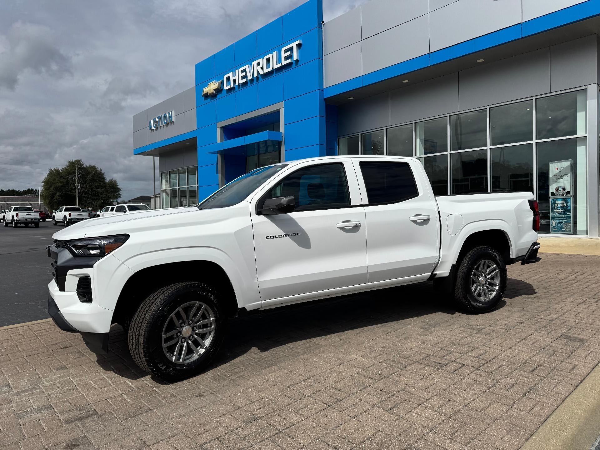 2025 Chevrolet Colorado WT/LT in Summit White — front three-quarter view