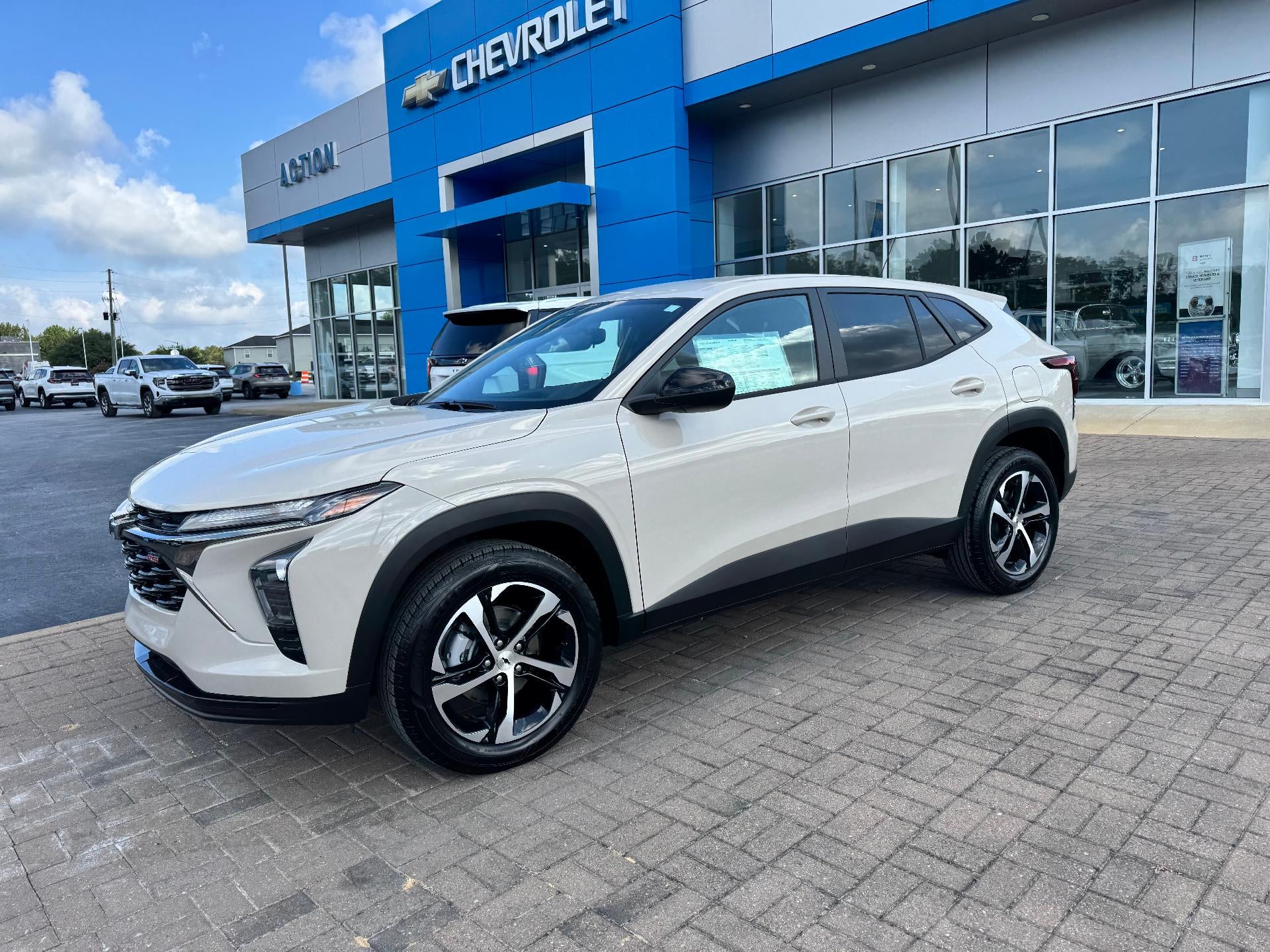 2026 Chevrolet Trax 1RS in White Sands — front three-quarter view